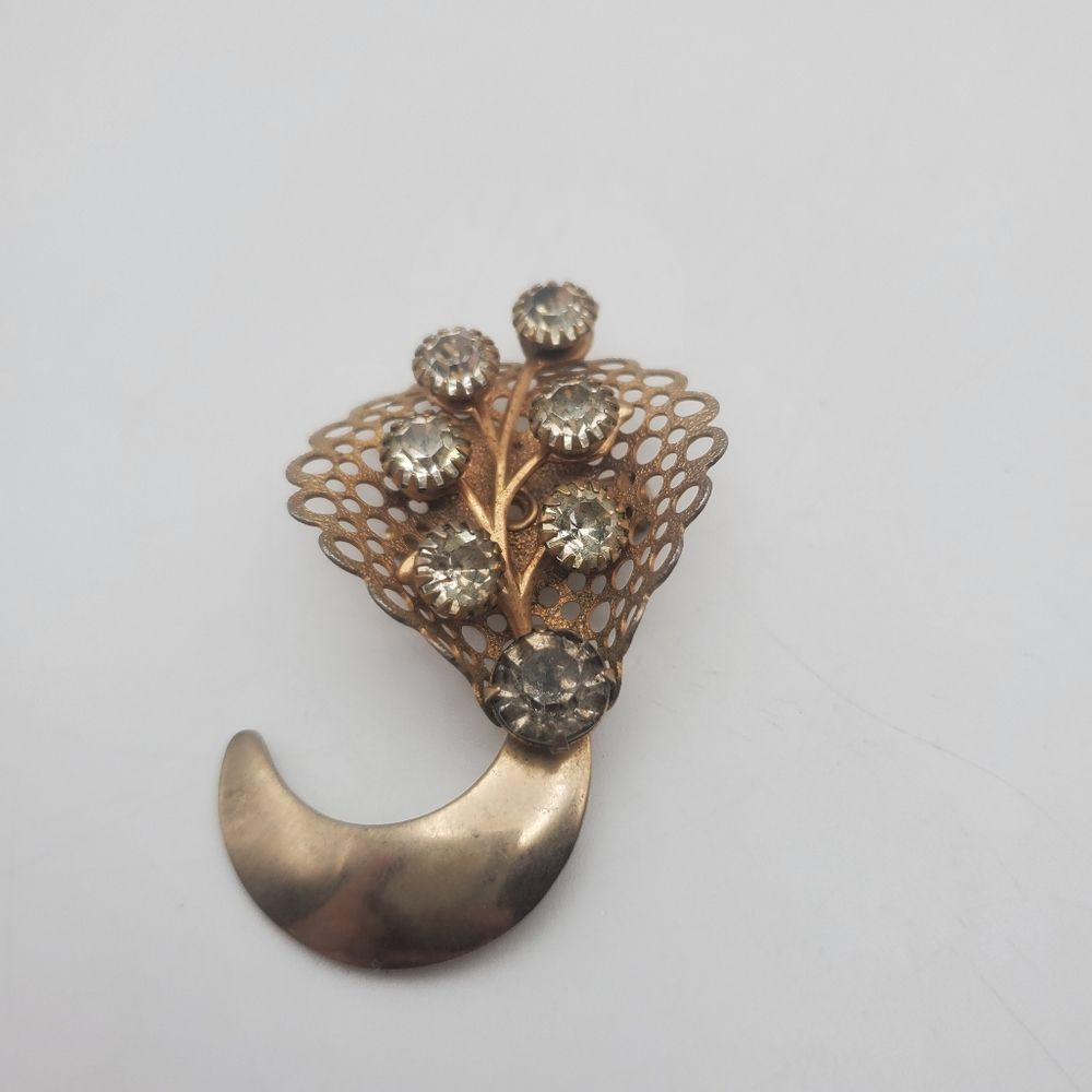 Rhinestone trumpet floral arrangement‎ brooch